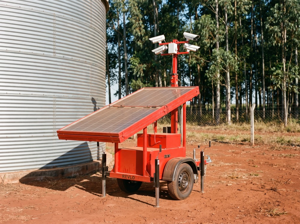 Torre de monitoramento posicionada próxima à porteira de entrada de uma fazenda